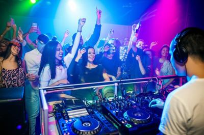 Não Deixe a Música Estragar Seu Evento em Nova Mutum: O DJ Que Garante a Pista Cheia e a Emoção Certa!