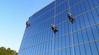 Sua Fachada de Vidro em Nova Mutum Merece Brilhar: Segurança, Expertise e Resultados Impecáveis em Altura